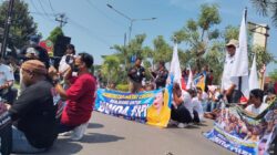 Dukung Bunda Vivi Sofiah, Massa Desak PN Sumber Tunda Eksekusi Objek Sengketa