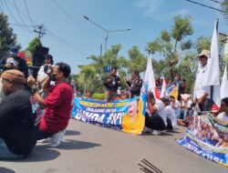 Dukung Bunda Vivi Sofiah, Massa Desak PN Sumber Tunda Eksekusi Objek Sengketa